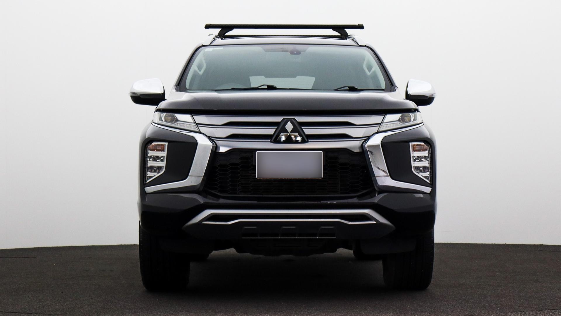 Mitsubishi Pajero Sport image 2