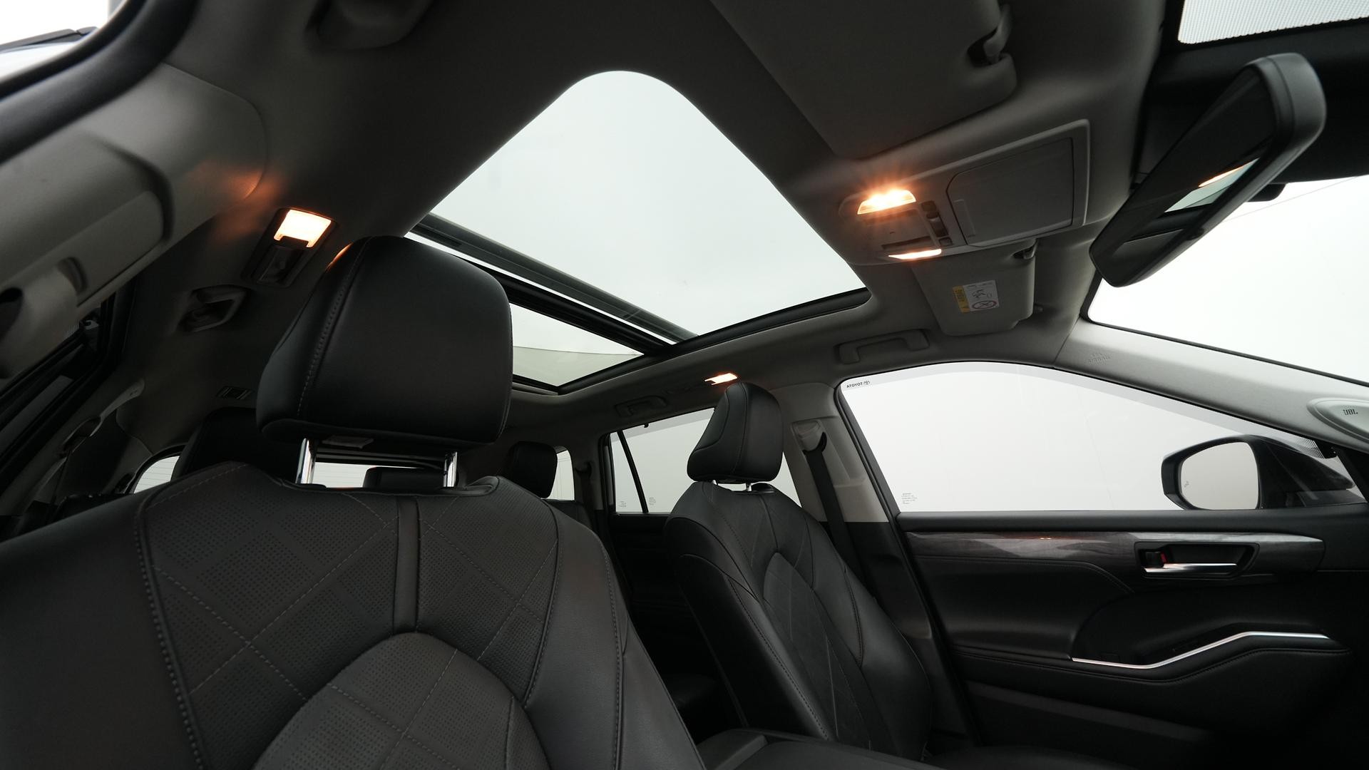 Toyota Kluger image 4