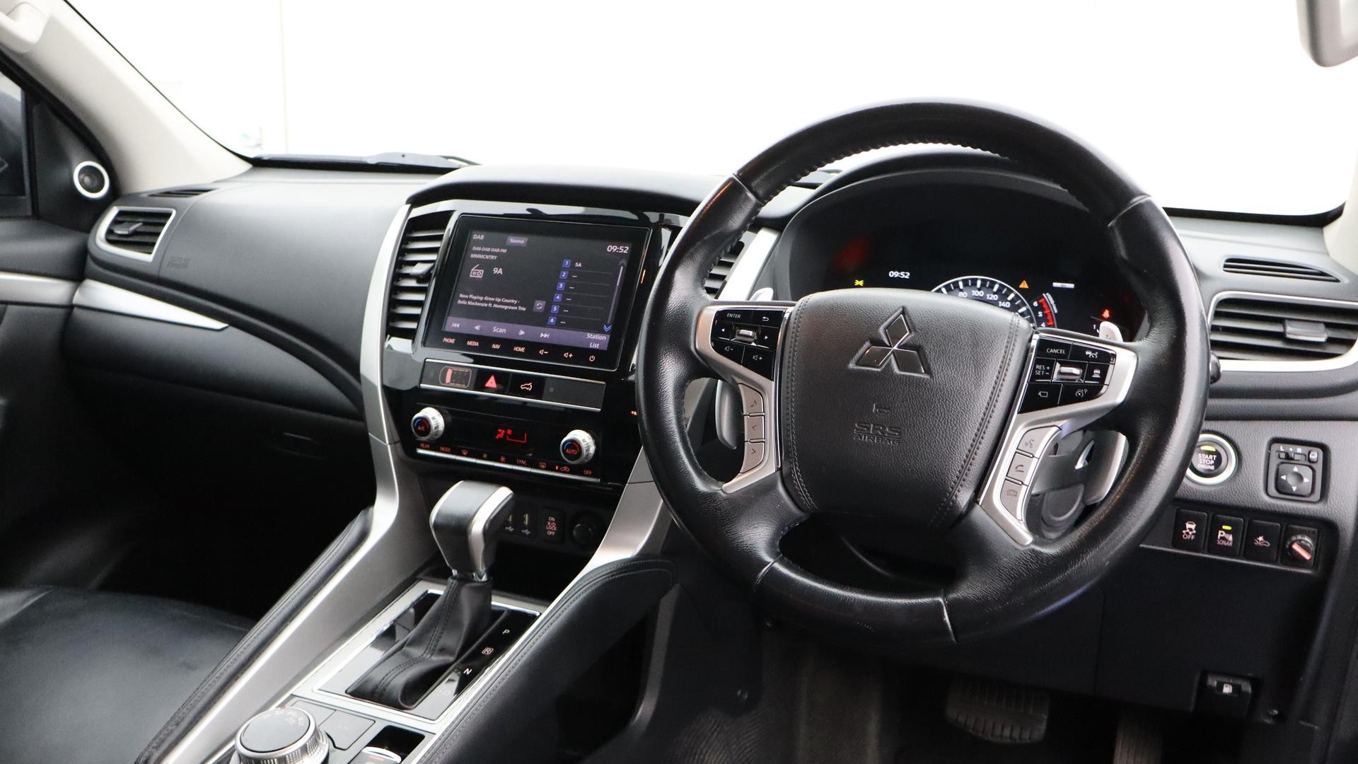 Mitsubishi Pajero Sport image 4