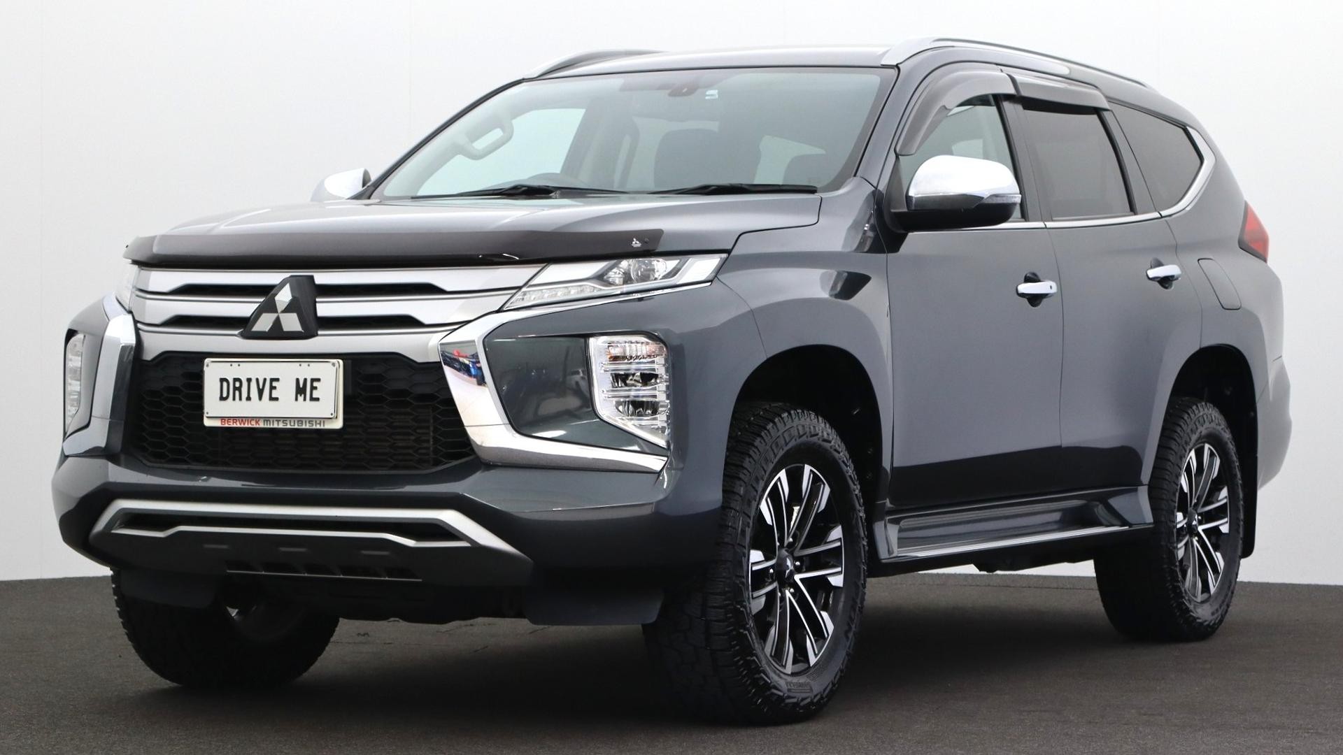 Mitsubishi Pajero Sport image 1