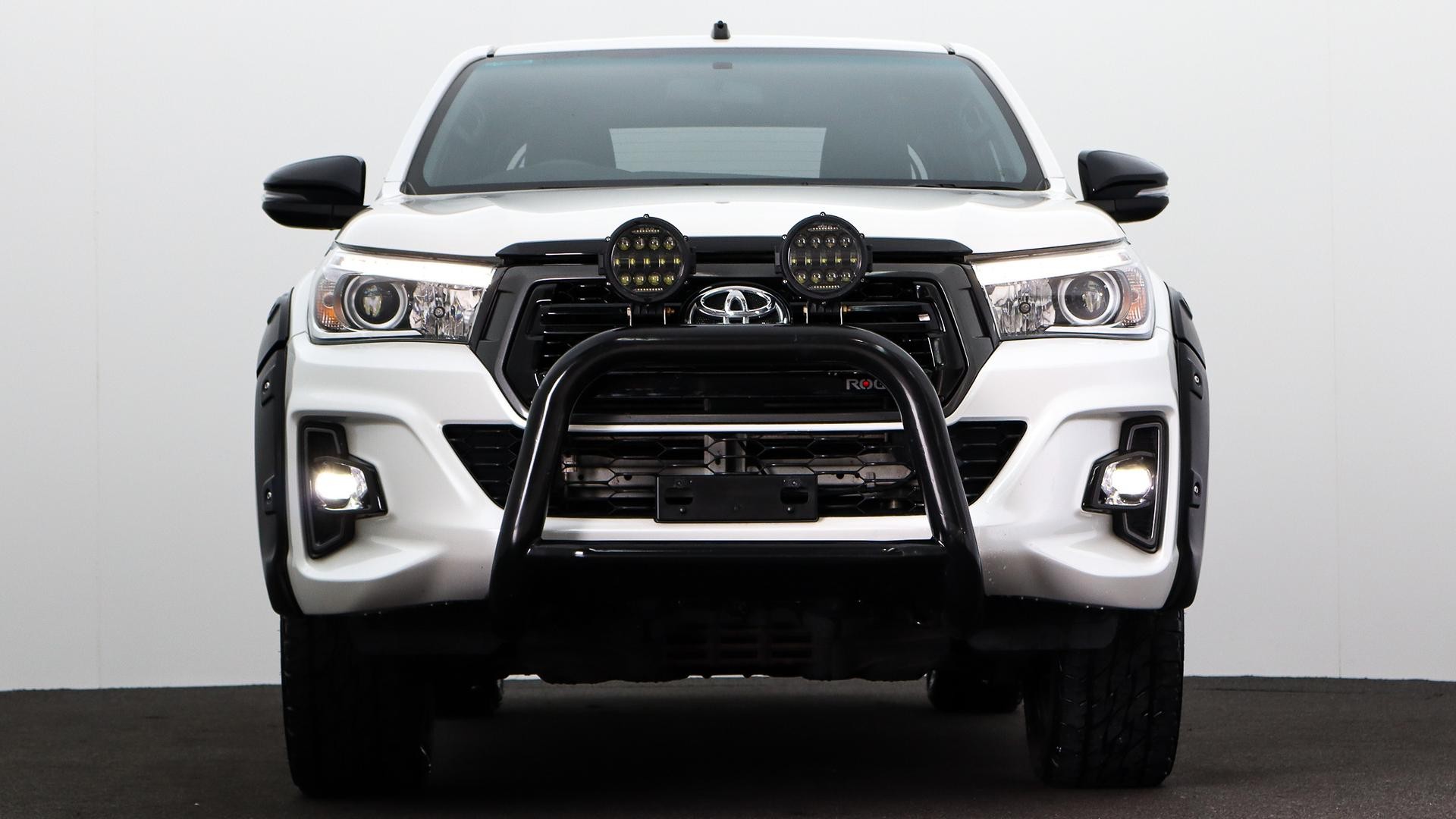 Toyota Hilux image 2