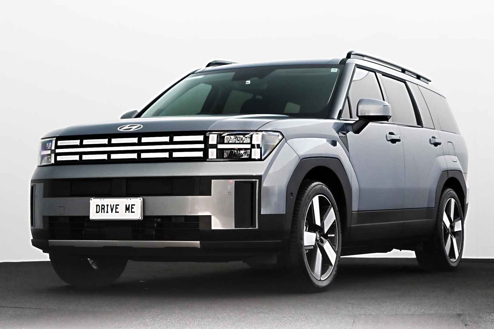 Hyundai Santa Fe image 1