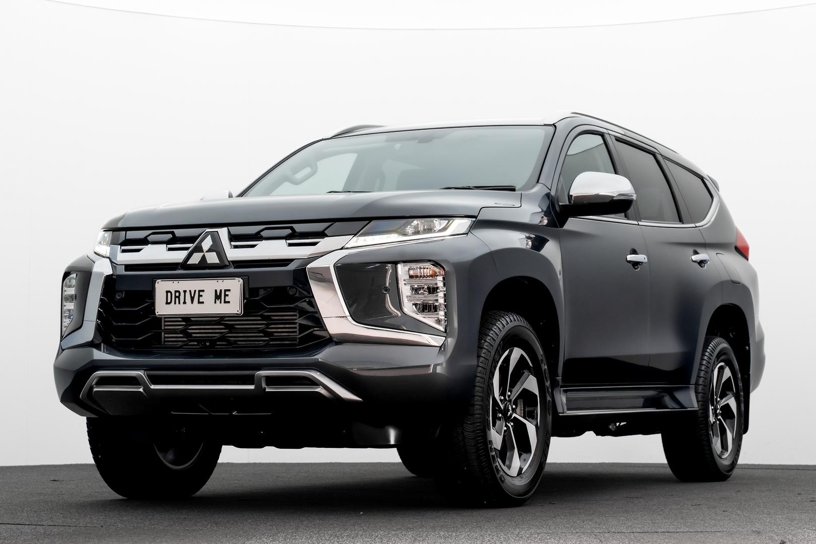 Mitsubishi Pajero Sport image 1