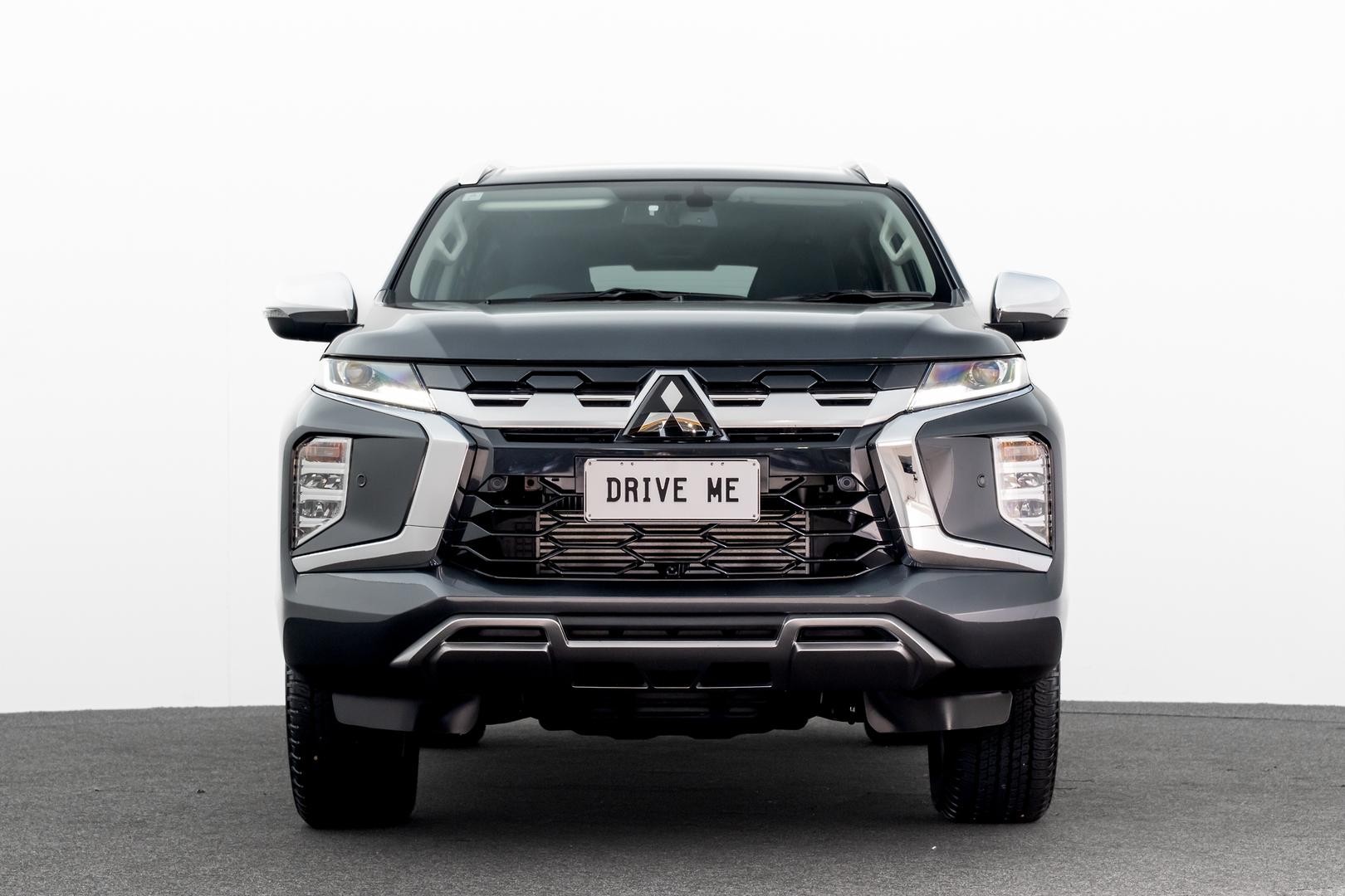 Mitsubishi Pajero Sport image 2