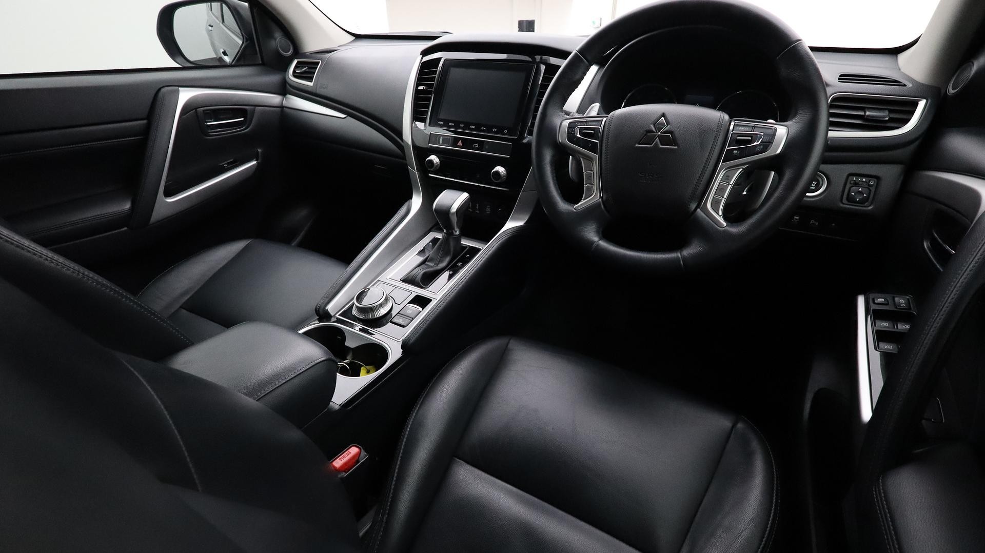 Mitsubishi Pajero Sport image 4