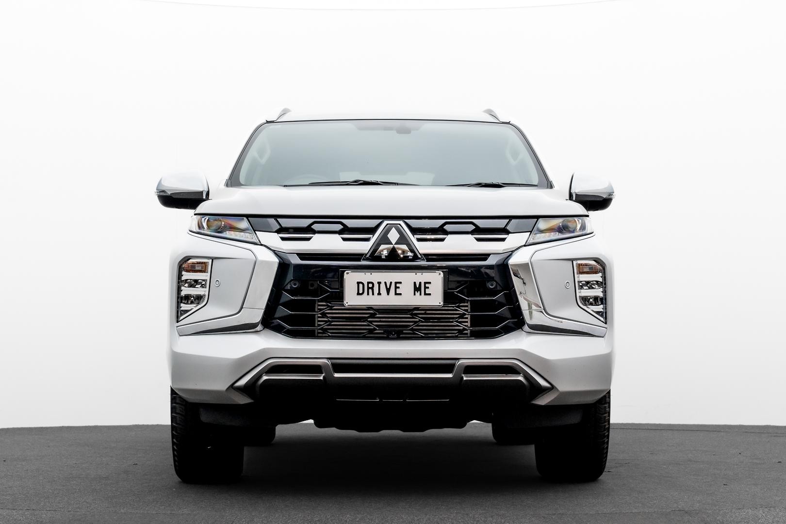 Mitsubishi Pajero Sport image 2