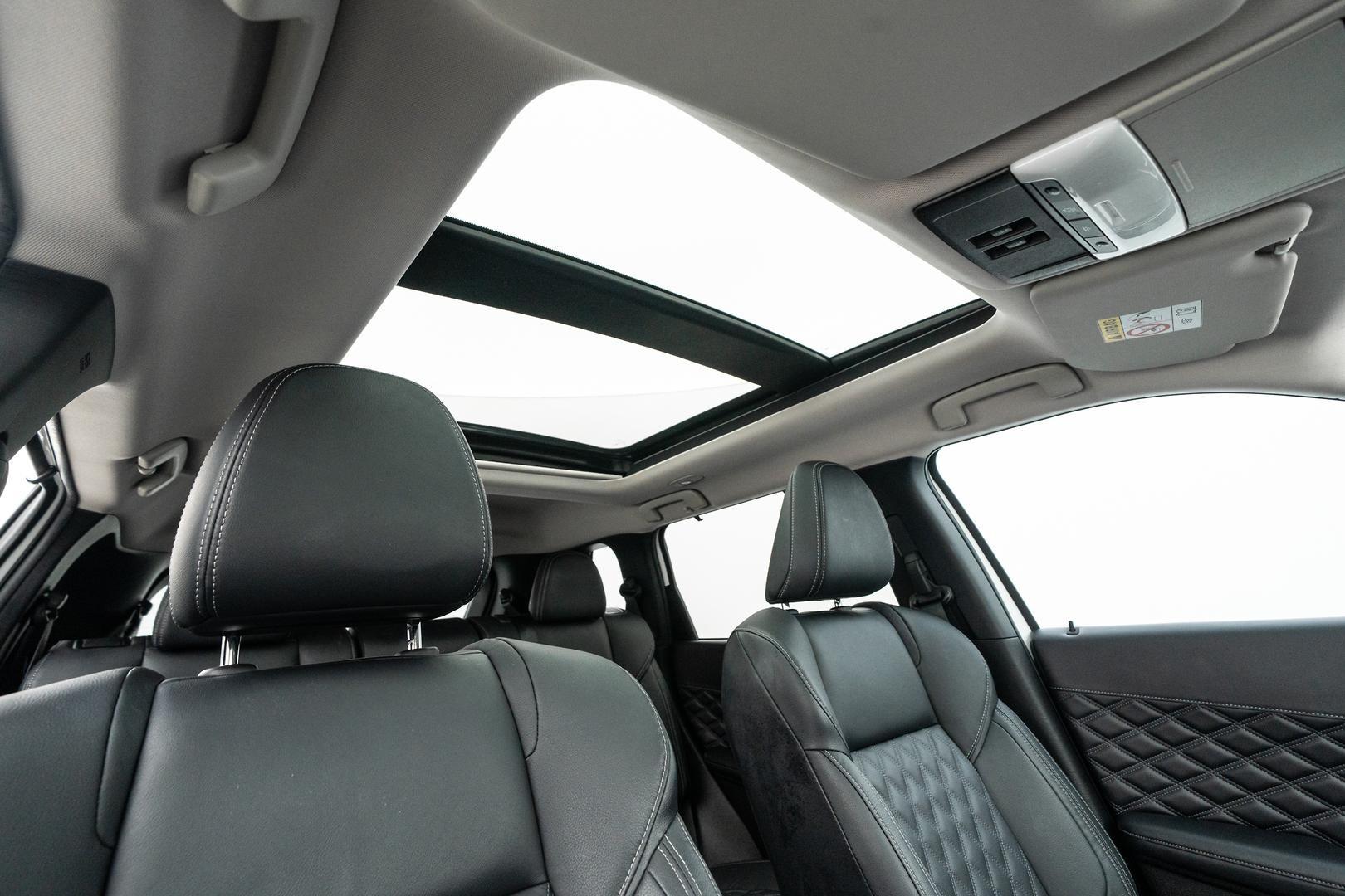 Mitsubishi Outlander image 4