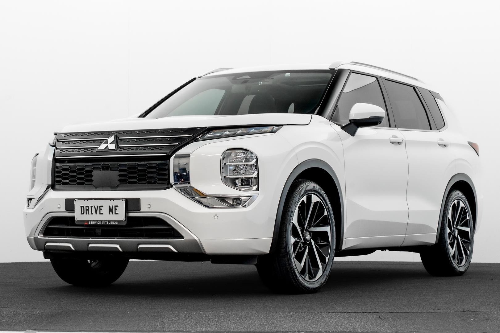 Mitsubishi Outlander image 1