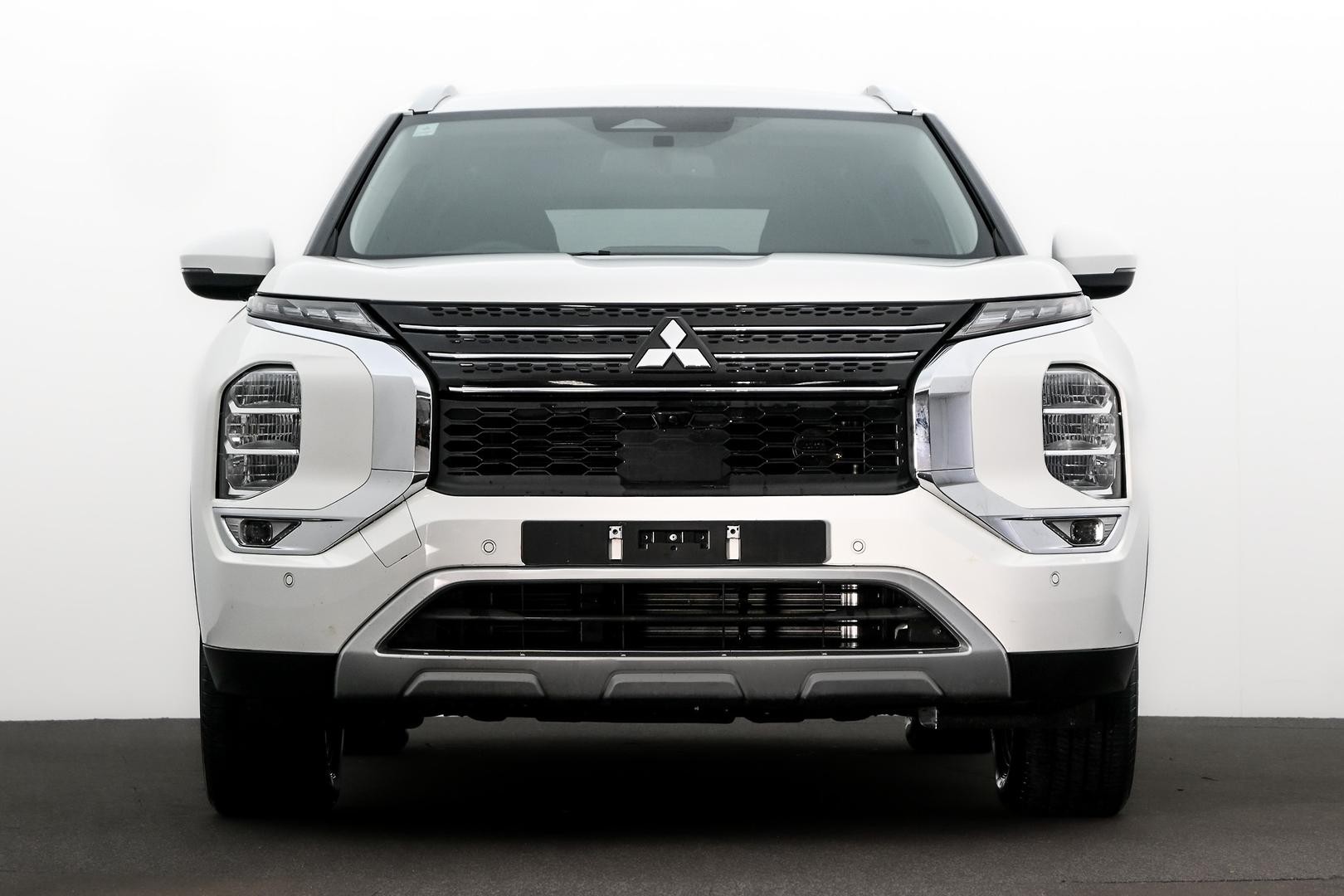 Mitsubishi Outlander image 2