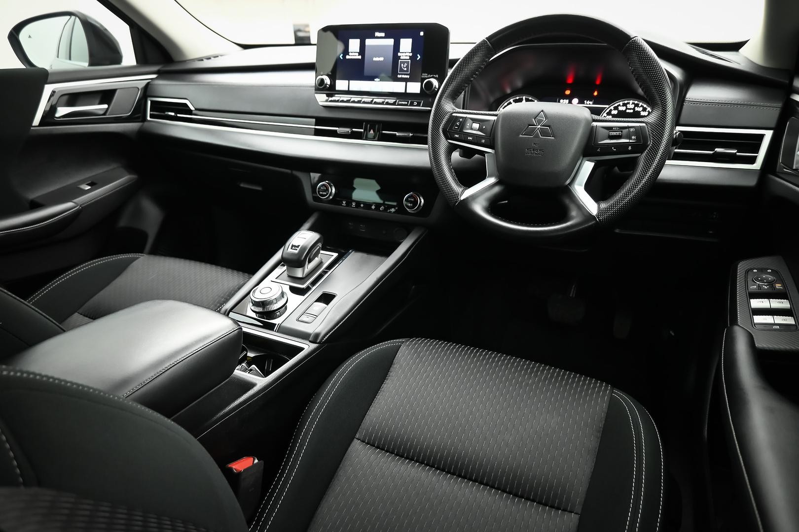 Mitsubishi Outlander image 4