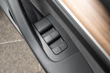 https://dvg-vehicle-assets.s3.amazonaws.com/U19828/4dmkv0sqlttxue2yzar49r6xw.jpg