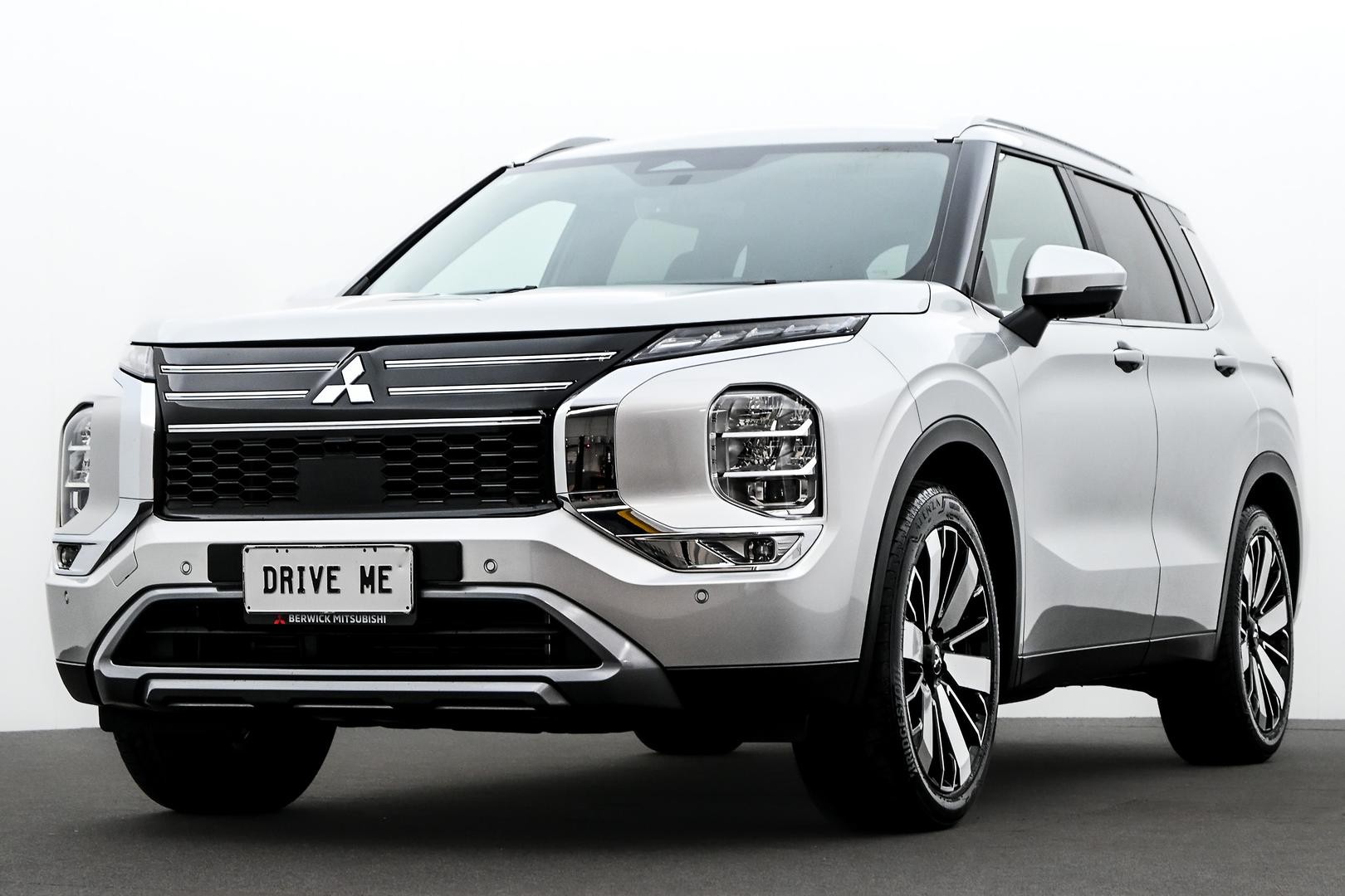 Mitsubishi Outlander image 1