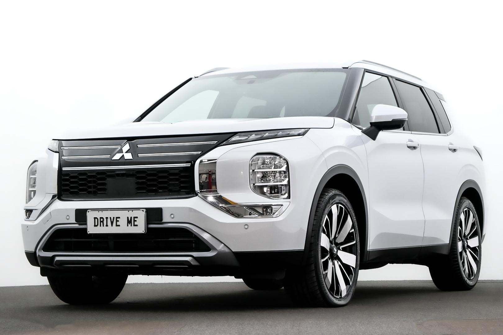 Mitsubishi Outlander image 1