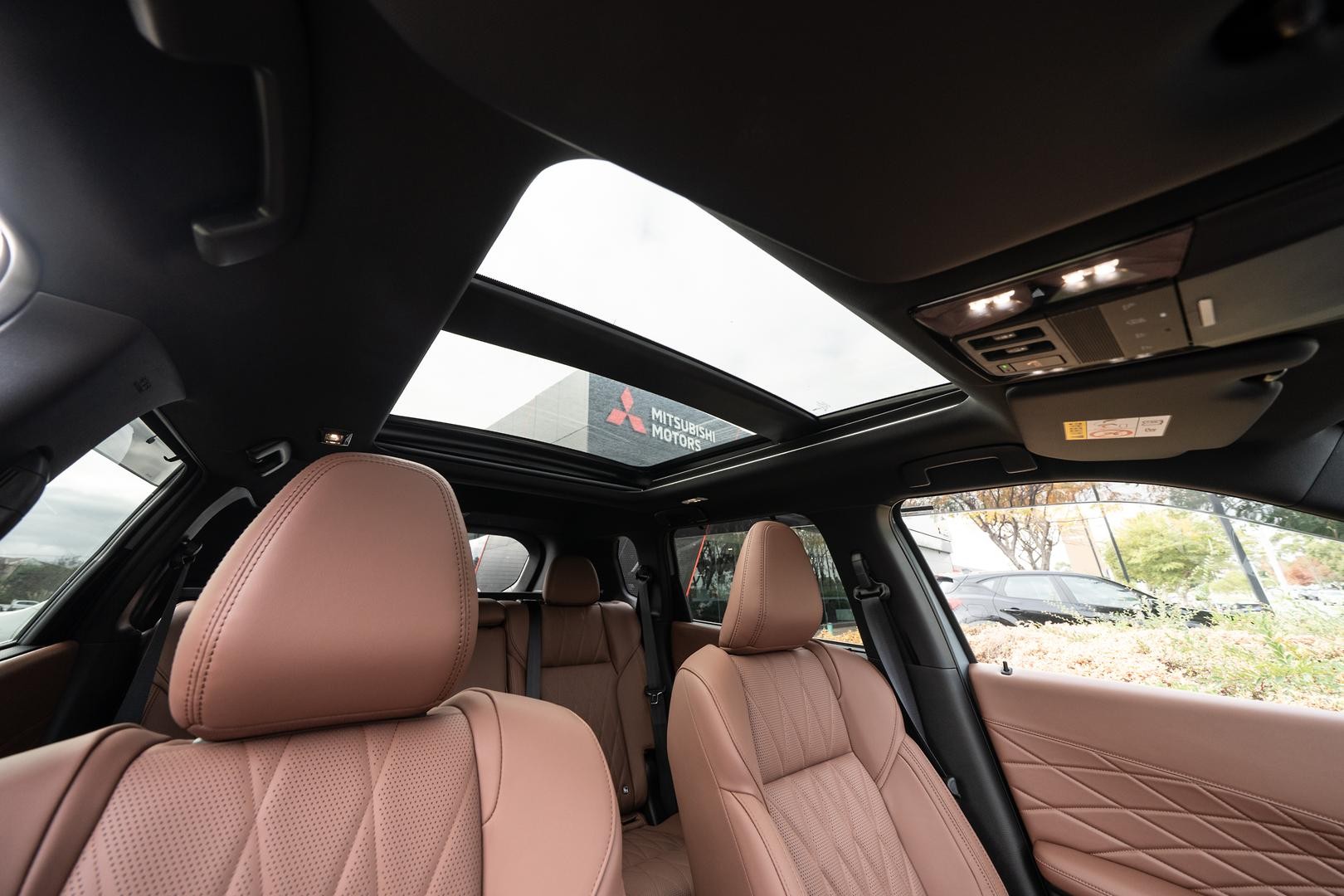 Mitsubishi Outlander image 4