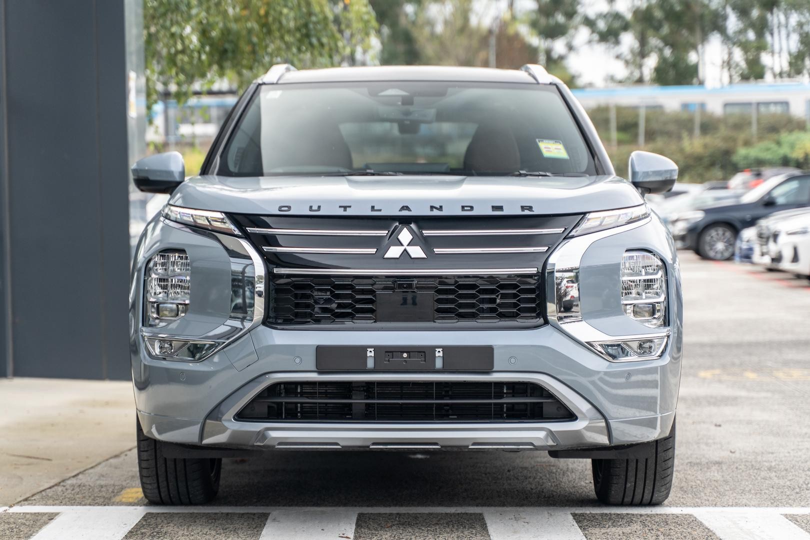 Mitsubishi Outlander image 2