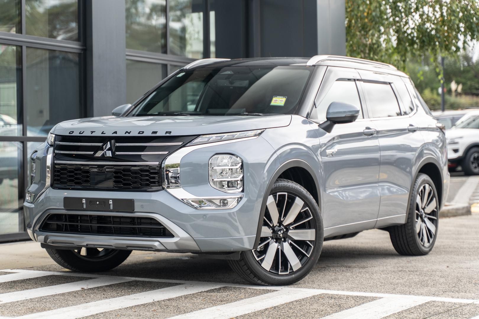 Mitsubishi Outlander image 1