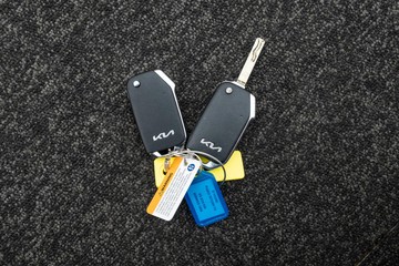 https://dvg-vehicle-assets.s3.amazonaws.com/U20000/8g2daynm9r1w18g8nrhtkakn0.jpg