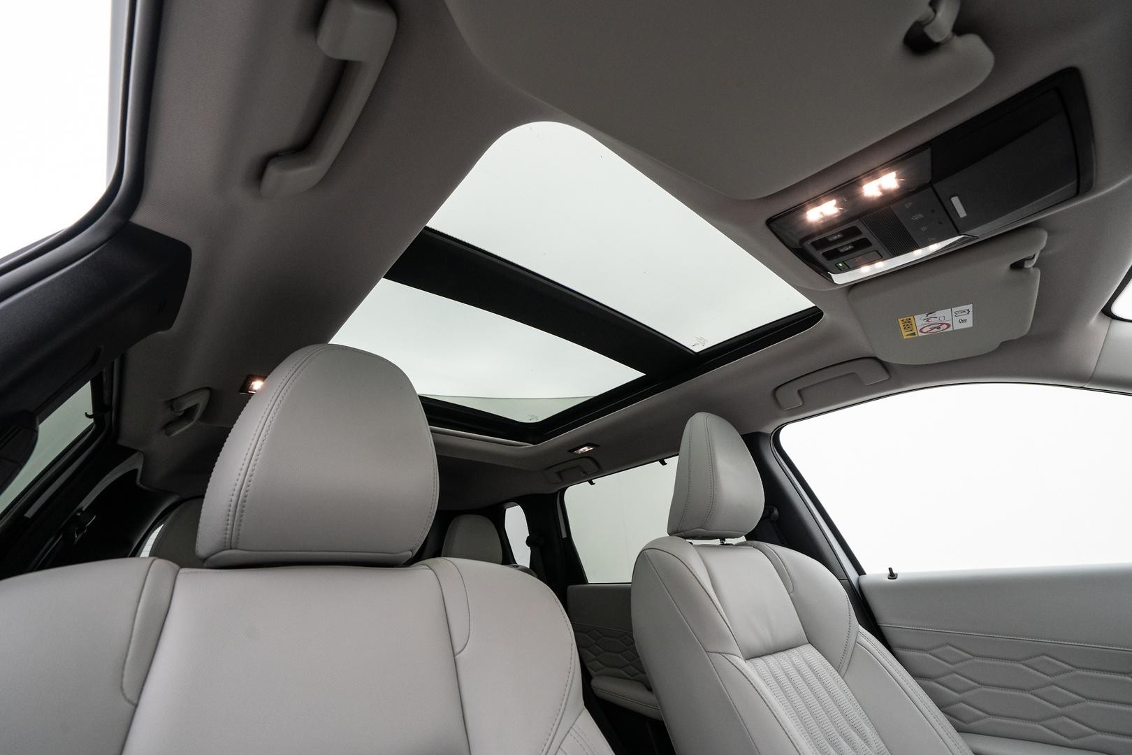 Mitsubishi Outlander image 4