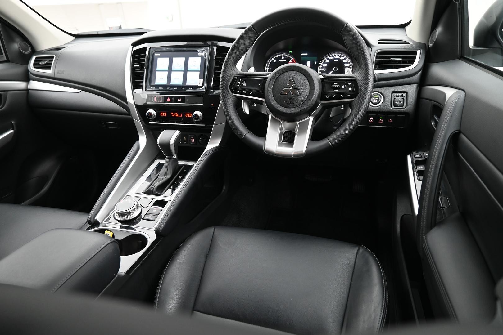 Mitsubishi Pajero Sport image 4
