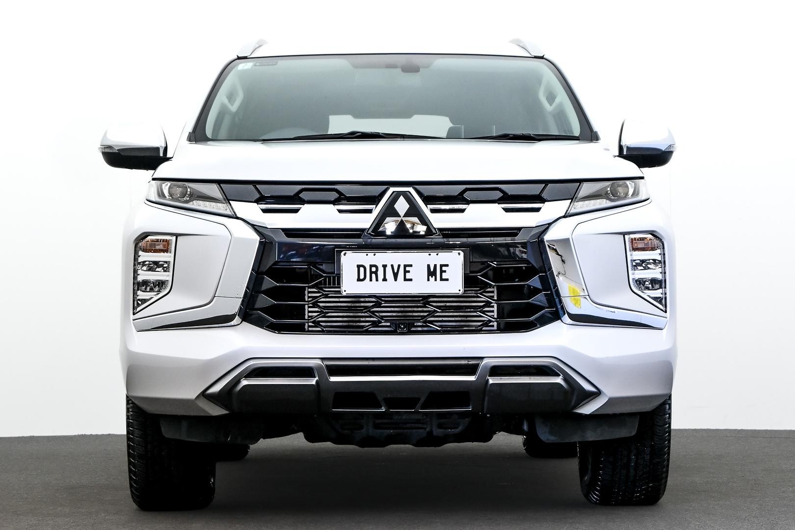 Mitsubishi Pajero Sport image 2