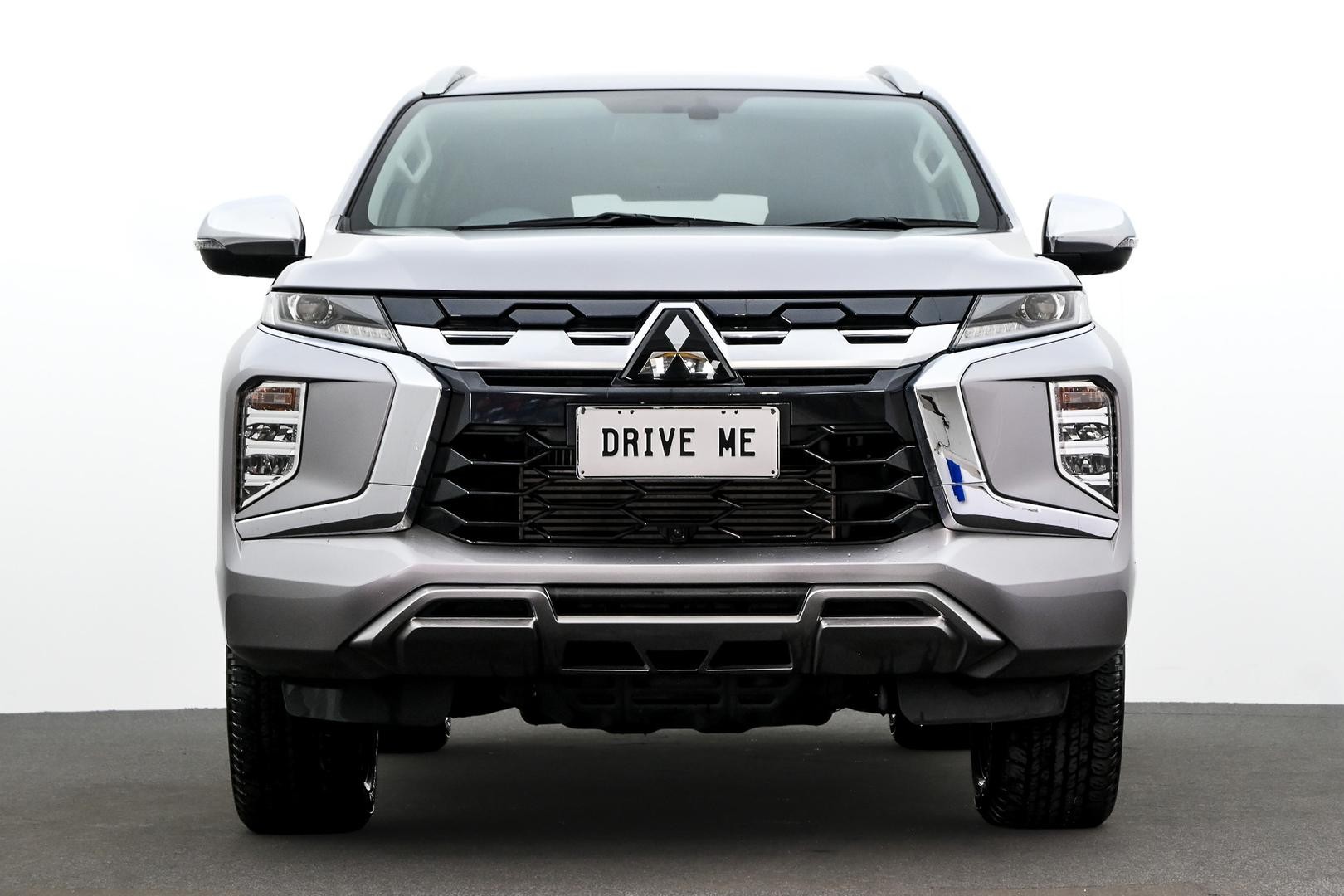Mitsubishi Pajero Sport image 2