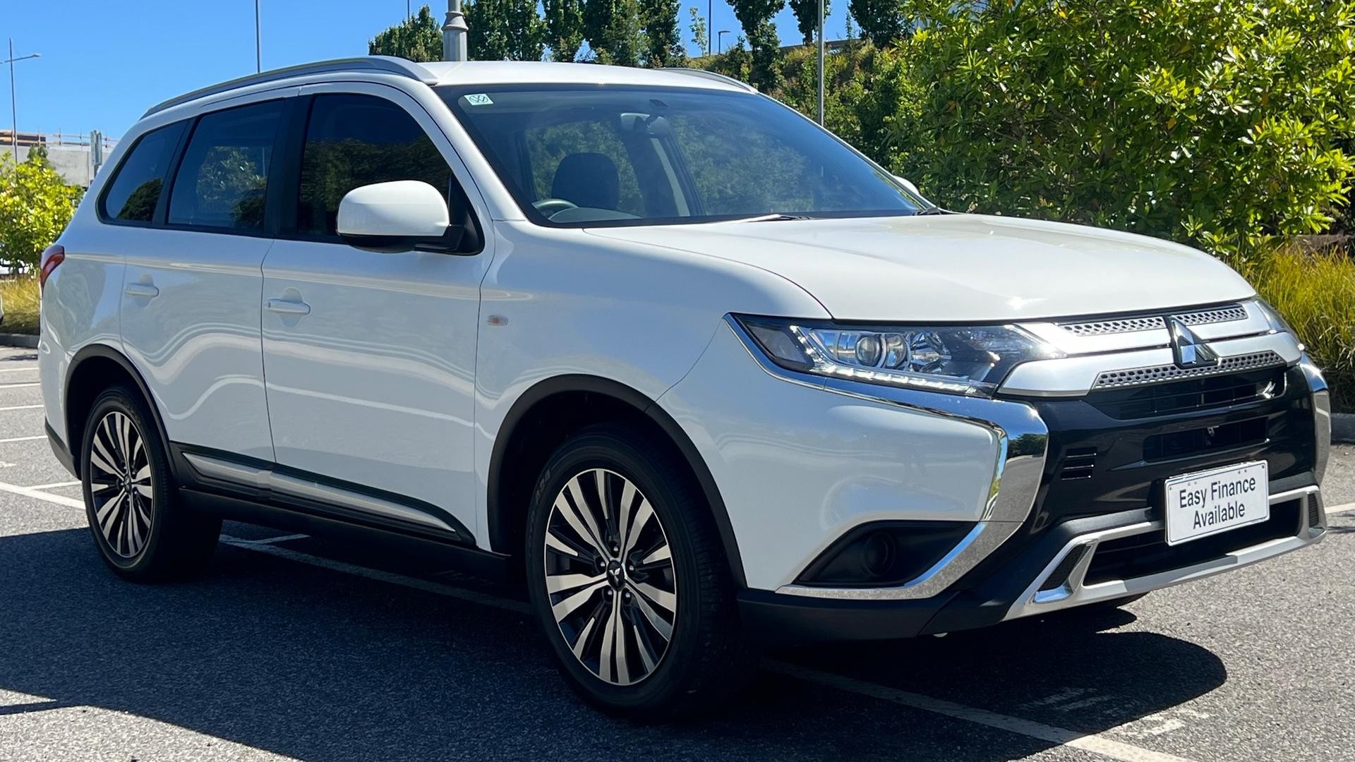 Mitsubishi Outlander image 2