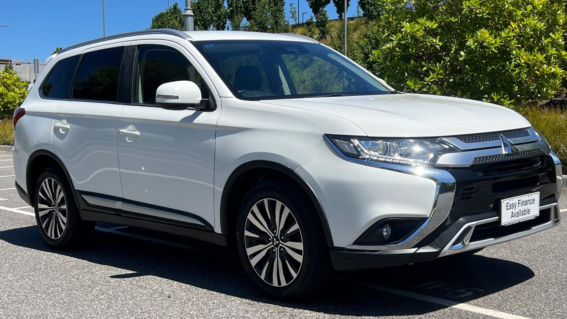 Mitsubishi Outlander image 2