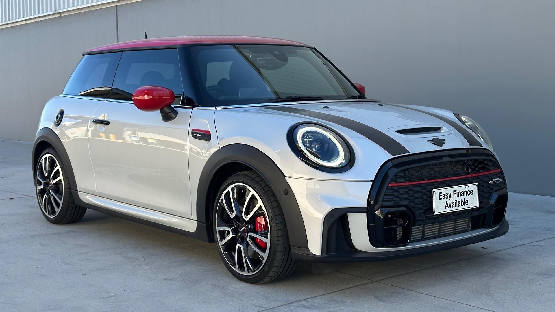 Mini Hatch image 2