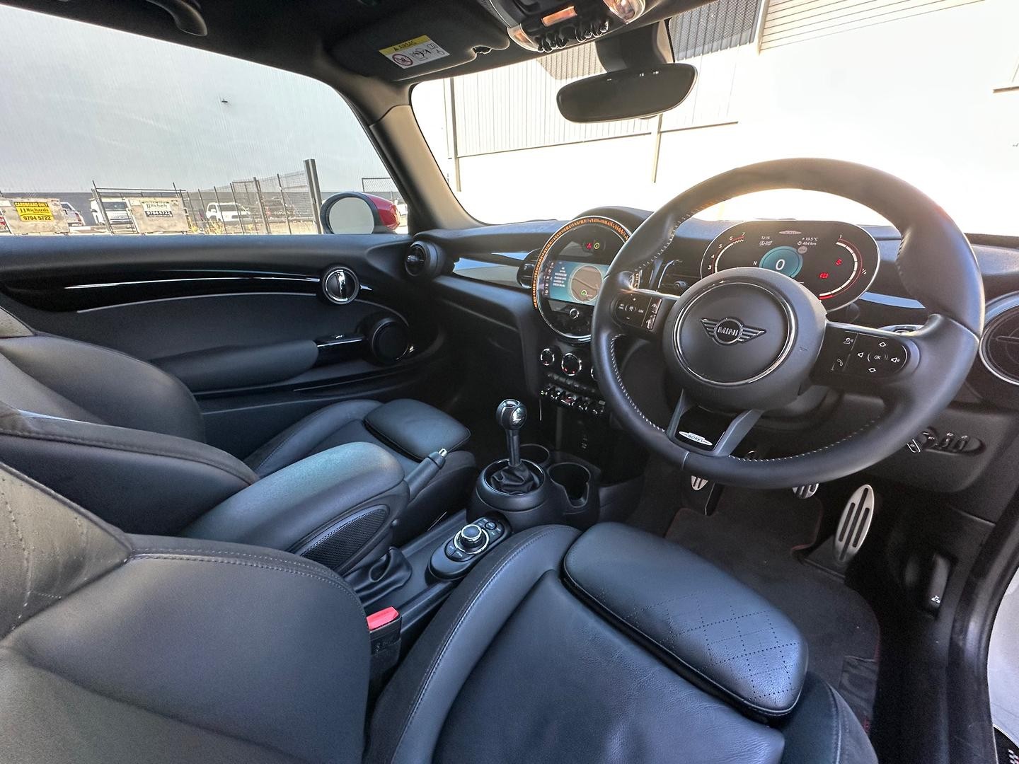 Mini Hatch image 3