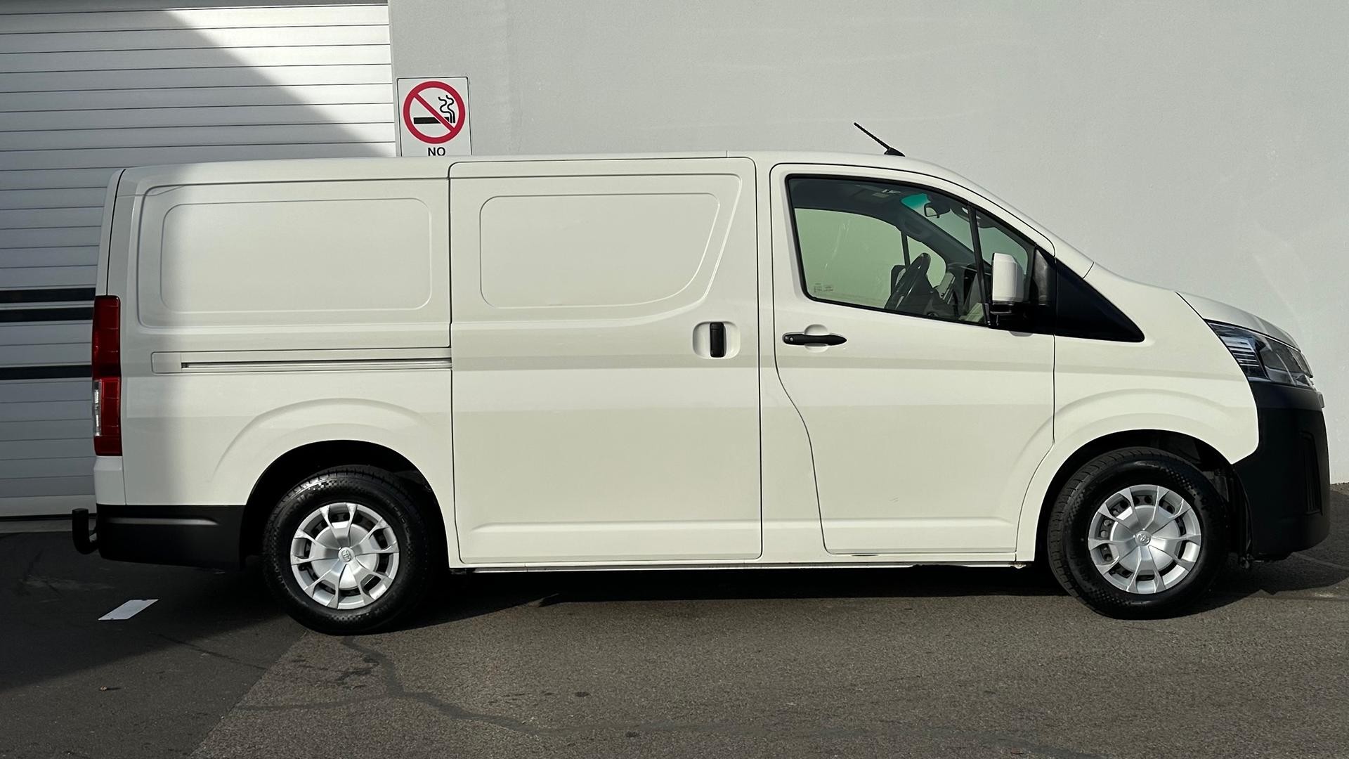 Toyota Hiace image 3