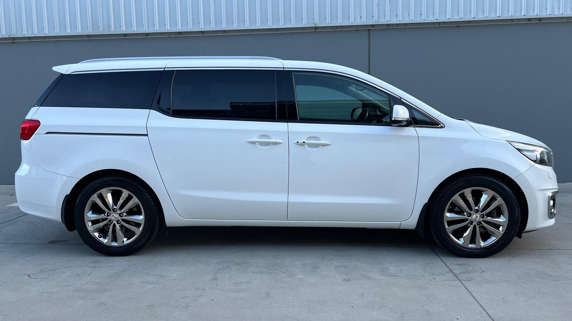 Kia Carnival image 3
