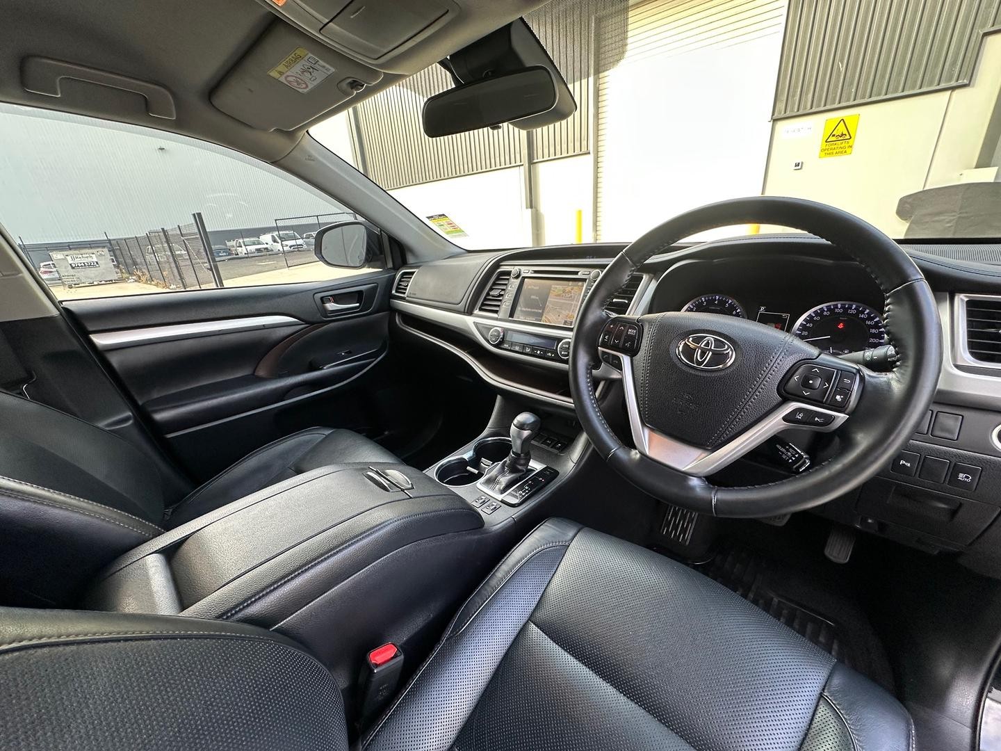 Toyota Kluger image 3