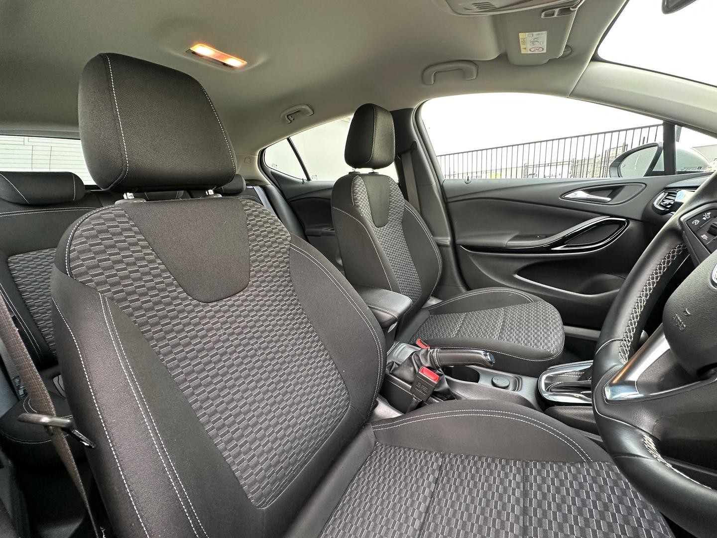 Holden Astra image 4