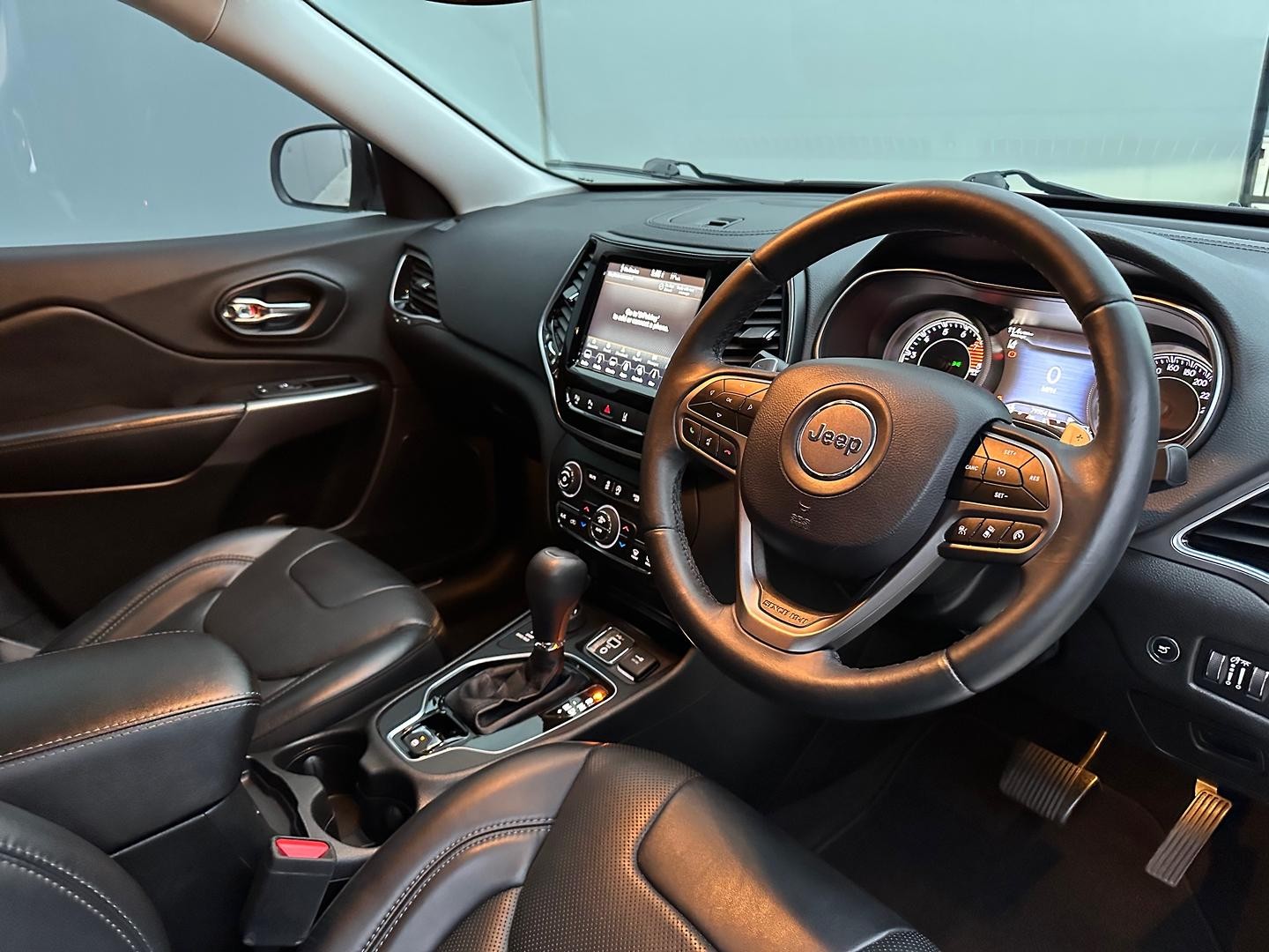 Jeep Cherokee image 3
