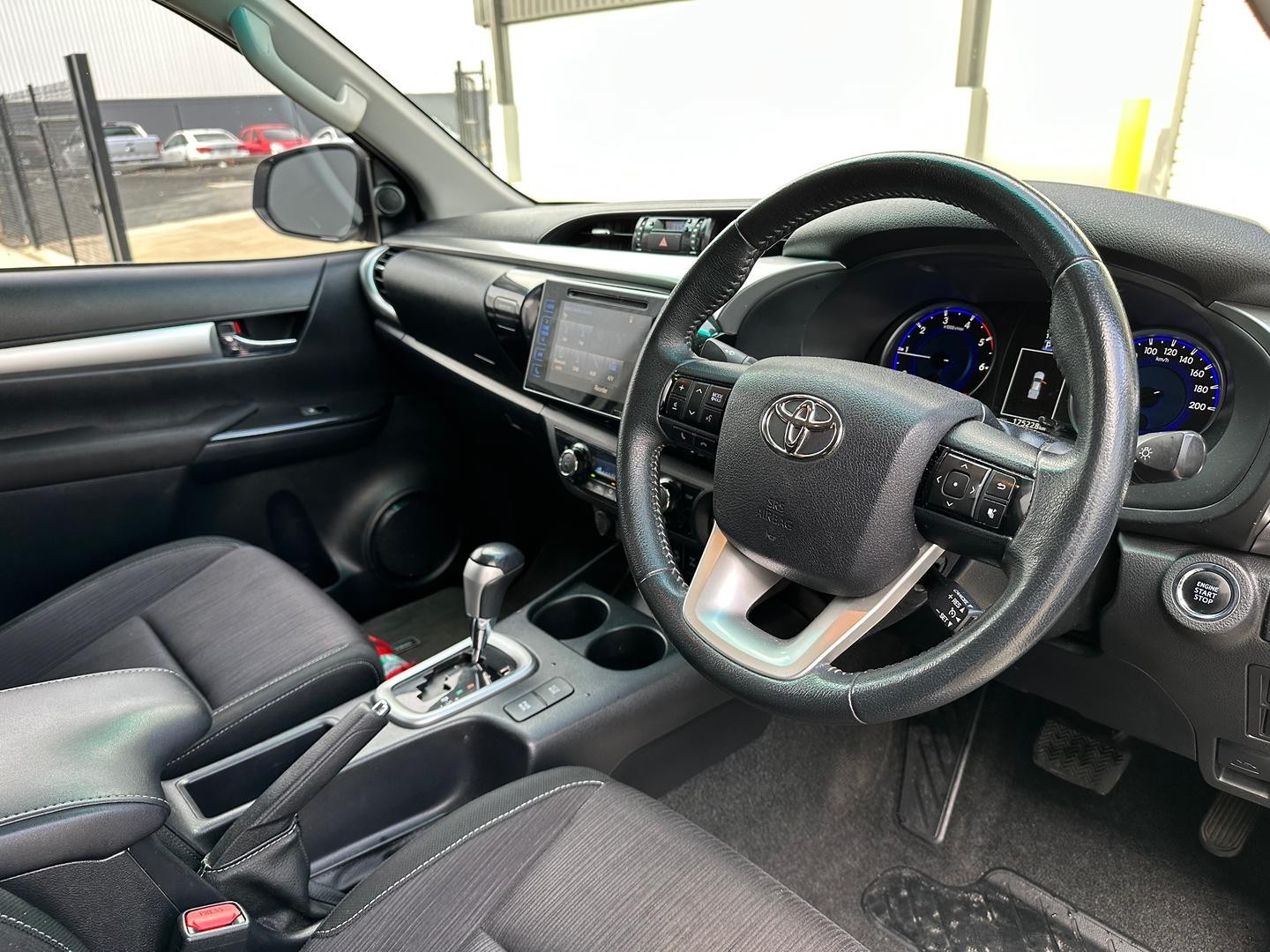 Toyota Hilux image 3