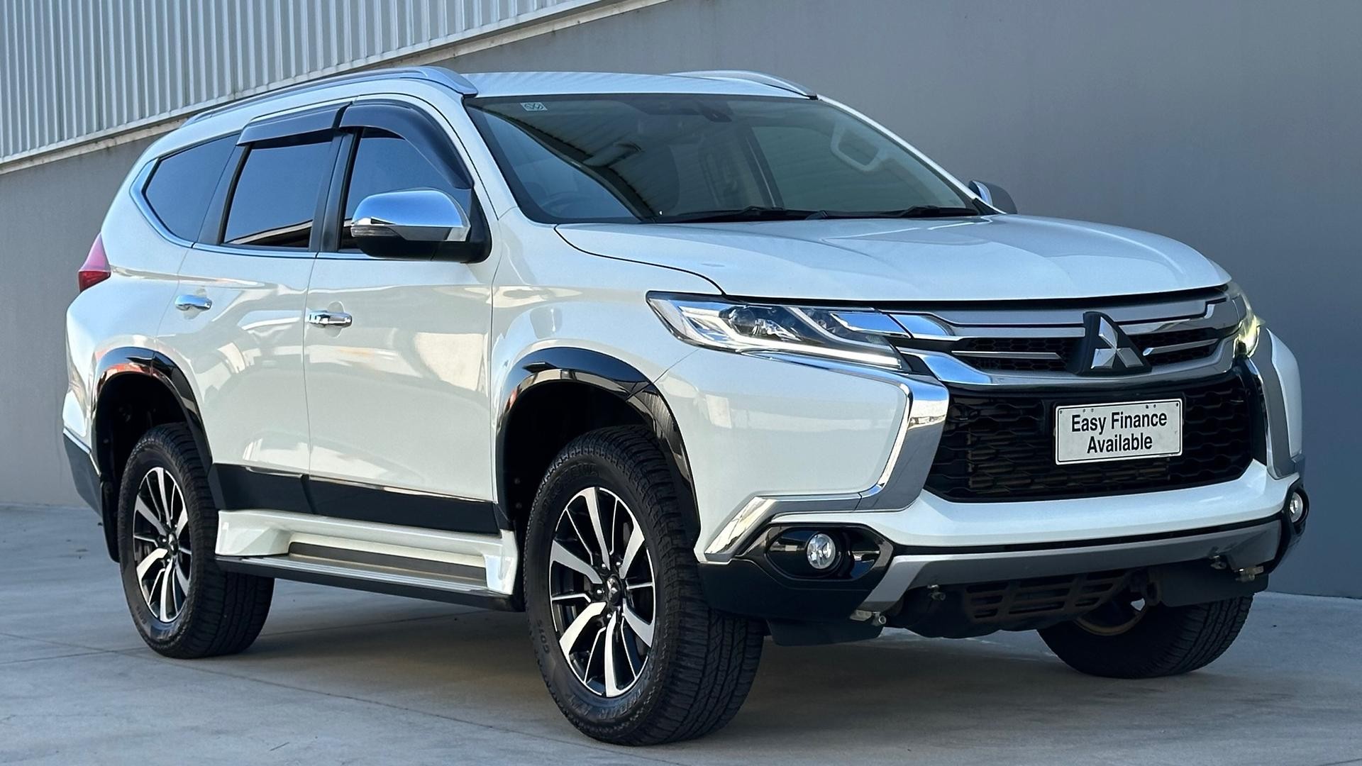 Mitsubishi Pajero Sport image 2
