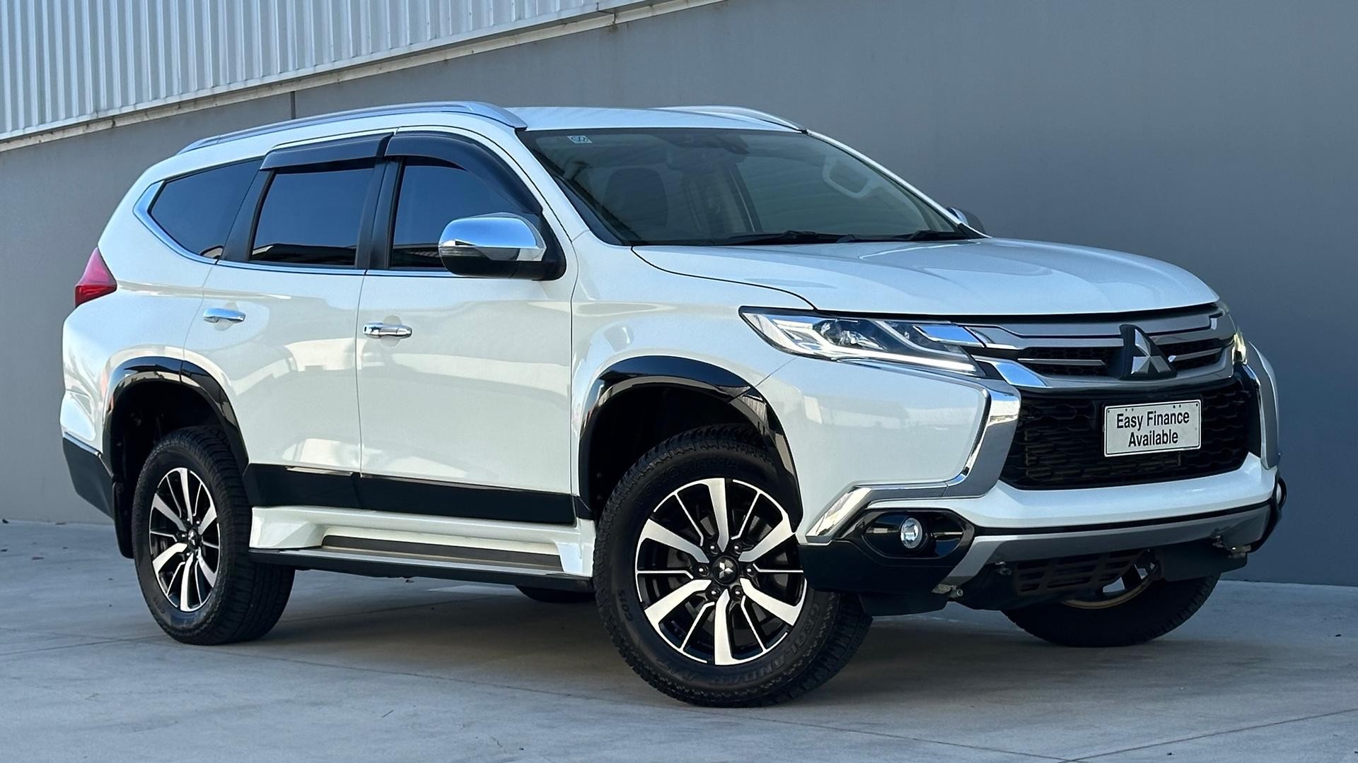 Mitsubishi Pajero Sport image 1