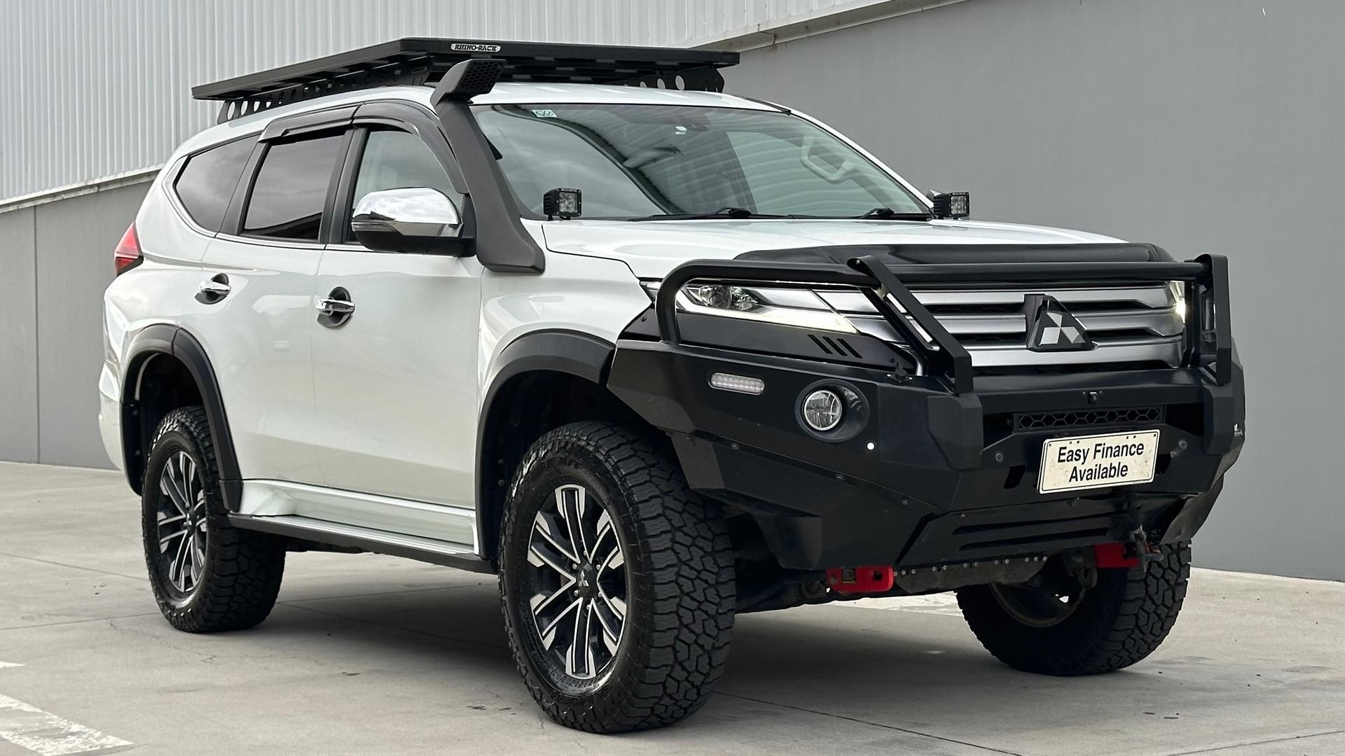 Mitsubishi Pajero Sport image 2