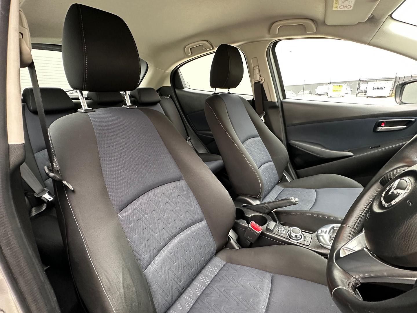 Mazda 2 image 4