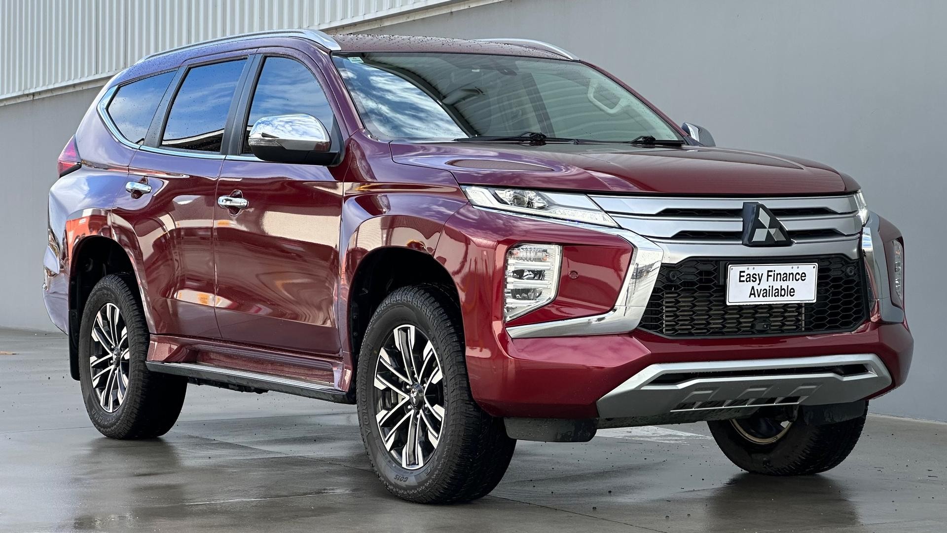 Mitsubishi Pajero Sport image 2