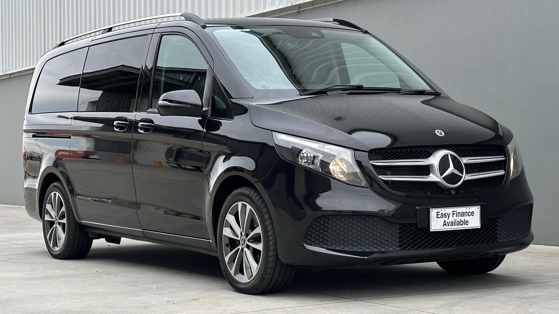 Mercedes Benz V-class image 2