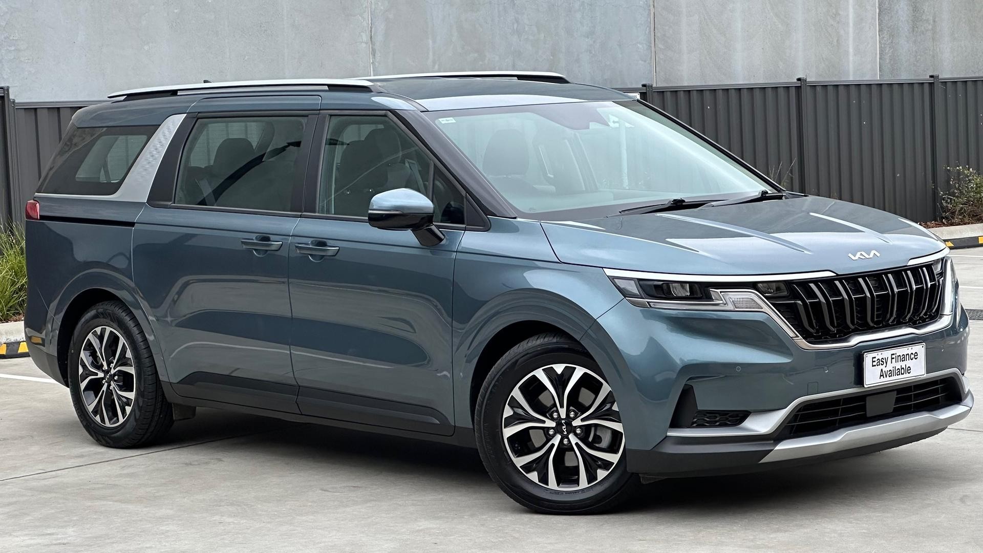 Kia Carnival image 1