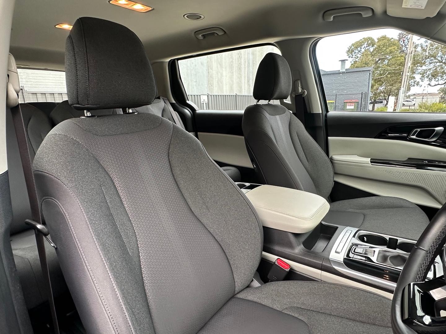 Kia Carnival image 4