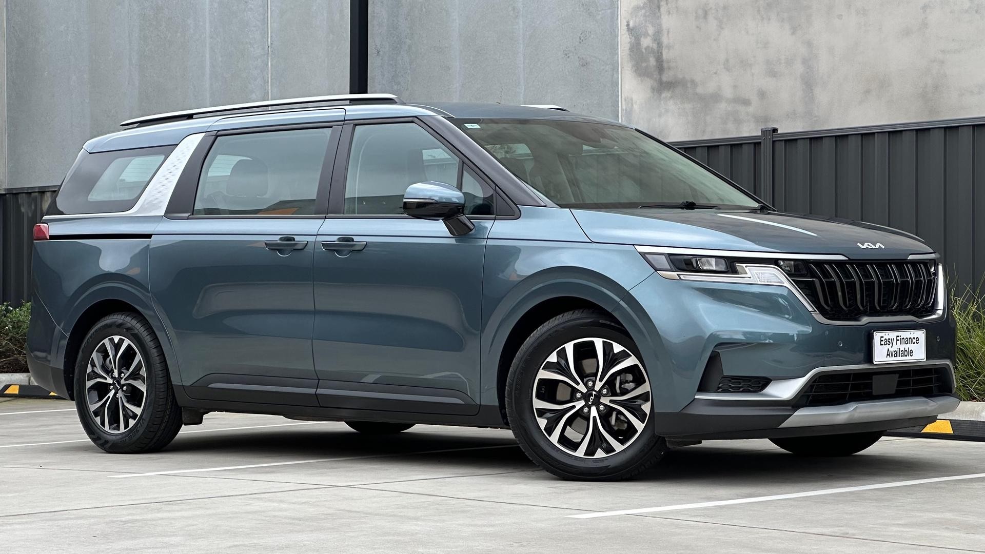 Kia Carnival image 1