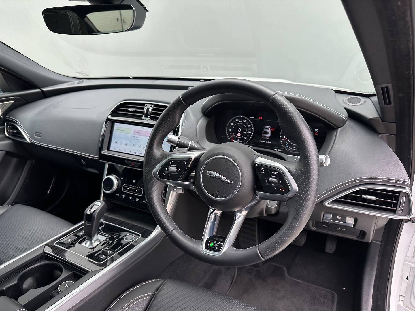 Jaguar Xe image 4
