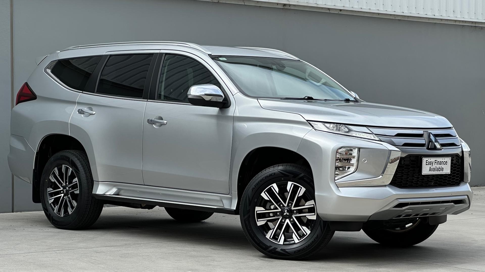 Mitsubishi Pajero Sport image 2