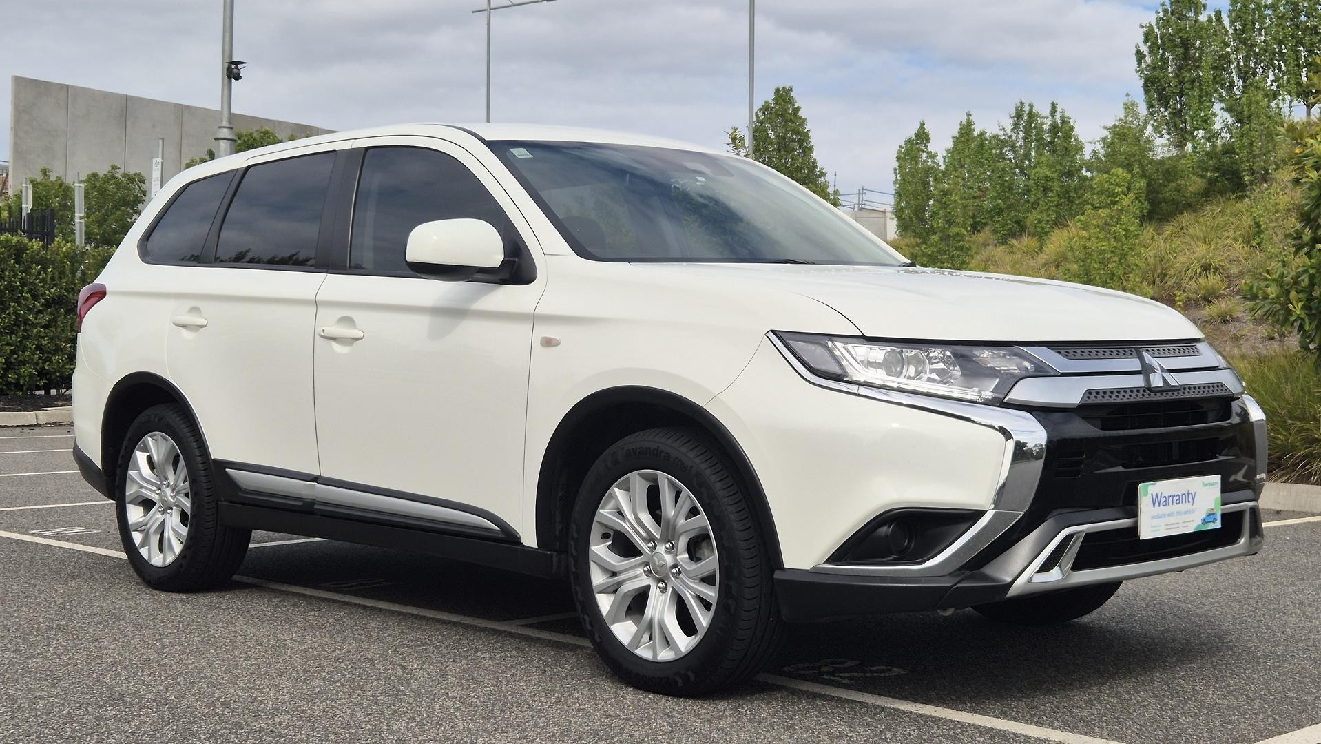 Mitsubishi Outlander image 2