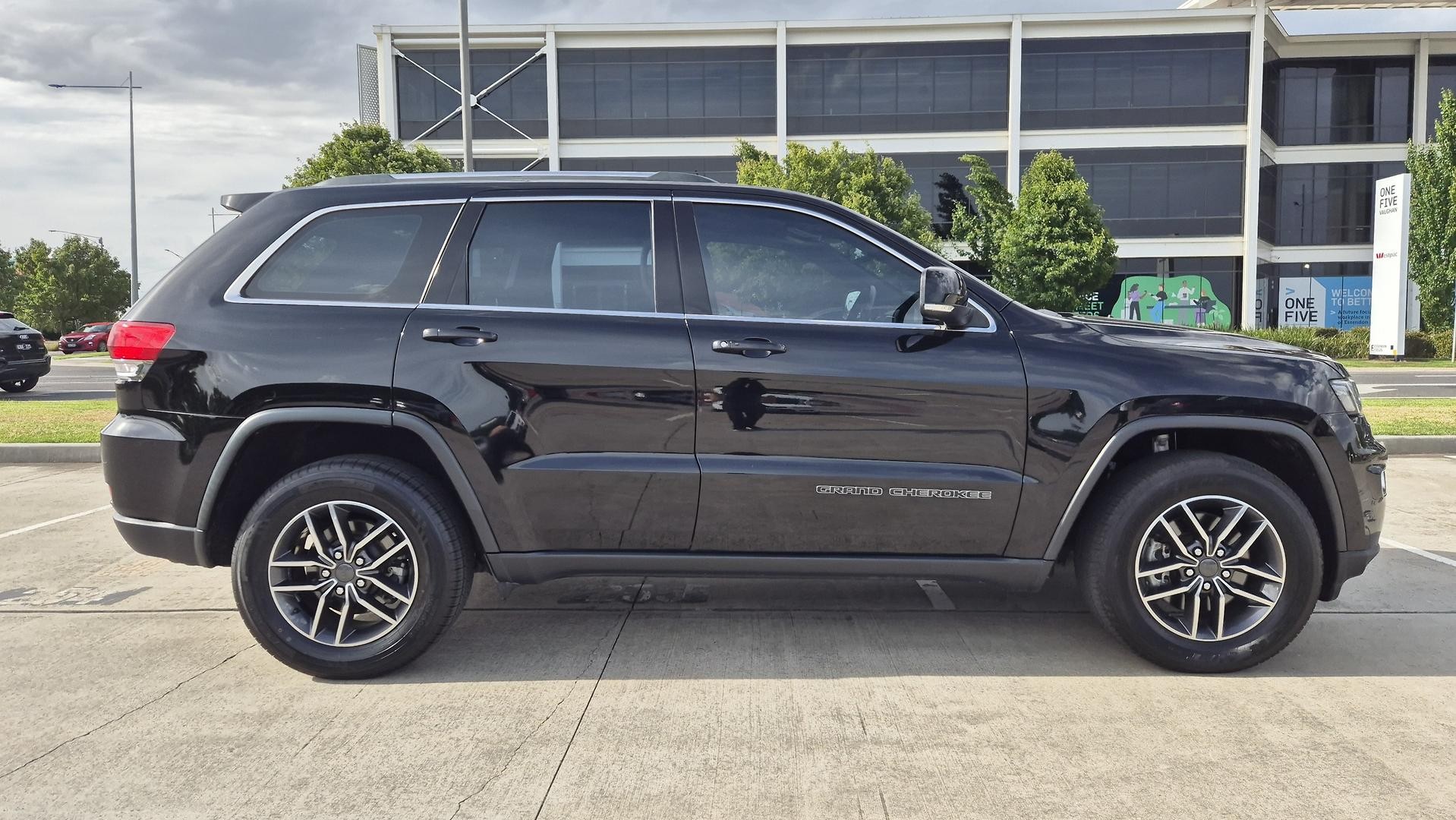 Jeep Grand Cherokee image 3