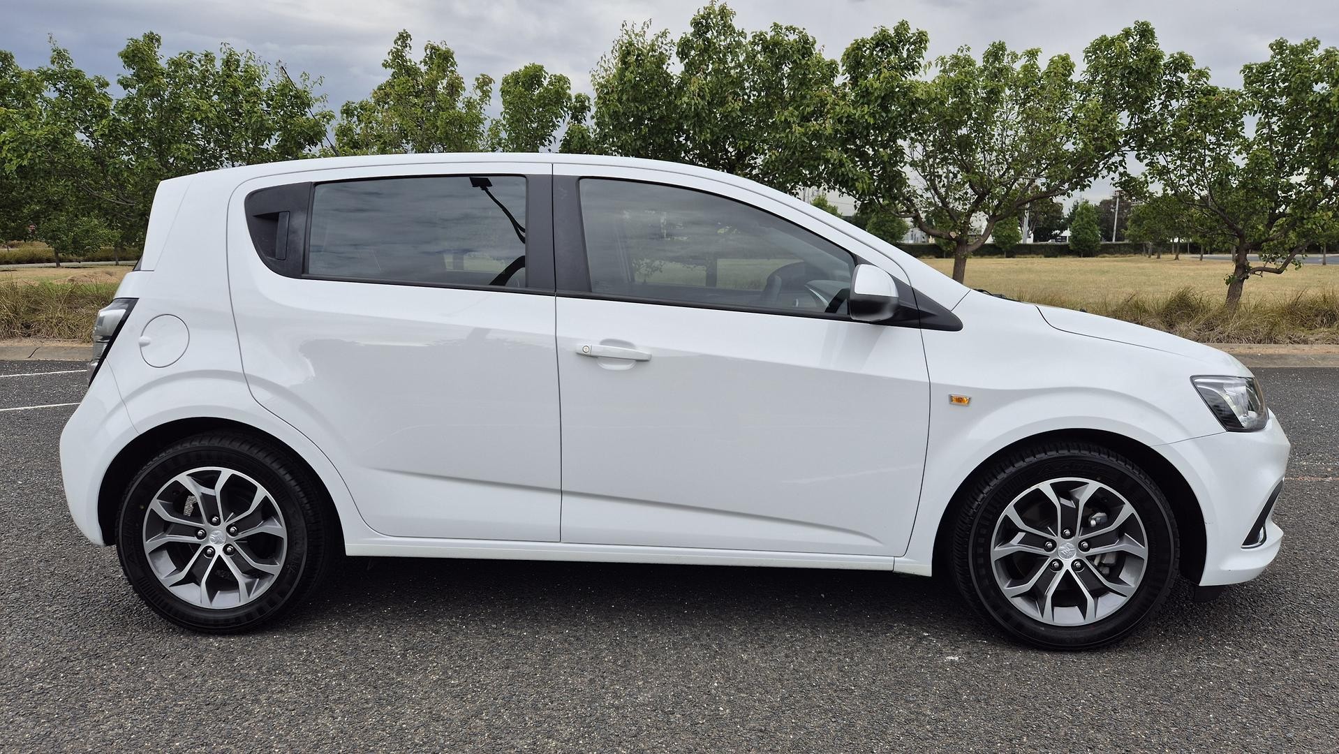 Holden Barina image 3