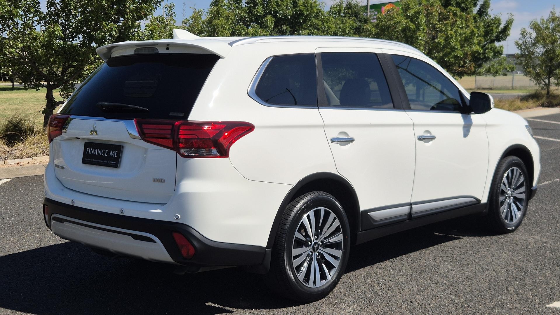 Mitsubishi Outlander image 4